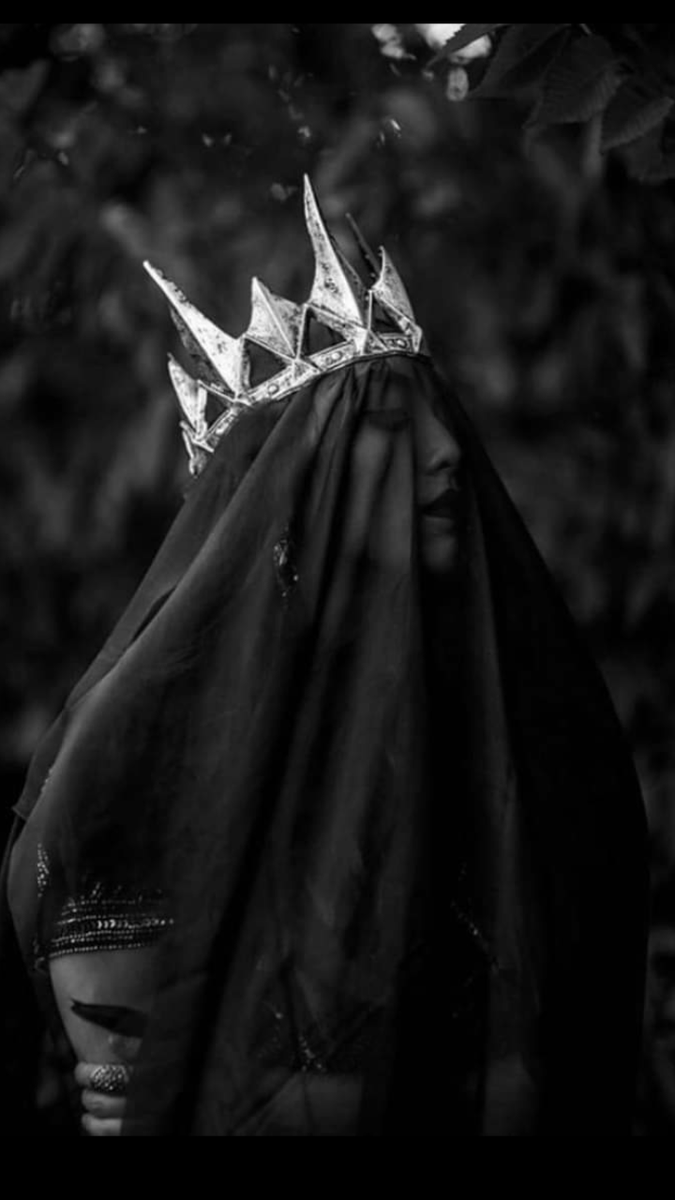 ConnieJoJo2's tweet photo. #DarkQueen #DarkBride #GothicLove https://t.co/8QGatXU872