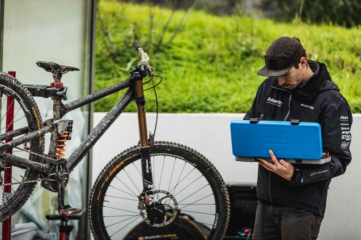 KingudProducts's tweet photo. @athertonracing are currently out in Lousa, Portugal testing with @foxracingshox . 
Here are some preparation shots with Mechanic Ben 🤘🏻 https://t.co/GuiDU98Yqz