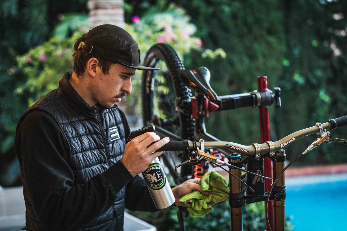 KingudProducts's tweet photo. @athertonracing are currently out in Lousa, Portugal testing with @foxracingshox . 
Here are some preparation shots with Mechanic Ben 🤘🏻 https://t.co/GuiDU98Yqz