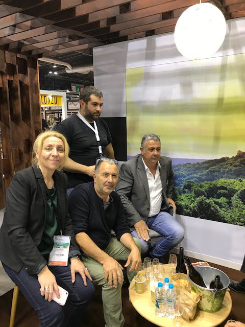 CDA2B's tweet photo. Le ministre de l’agriculture Mr Guillaume et la directrice adjointe de cabinet Mme Frecenon en visite cet après-midi sur le stand Corse à la rencontre des élus des chambres d’agriculture !
#sia2020 #cda2b https://t.co/yHiU3ULYAY