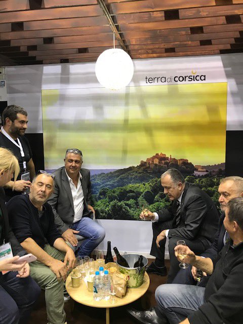 CDA2B's tweet photo. Le ministre de l’agriculture Mr Guillaume et la directrice adjointe de cabinet Mme Frecenon en visite cet après-midi sur le stand Corse à la rencontre des élus des chambres d’agriculture !
#sia2020 #cda2b https://t.co/yHiU3ULYAY