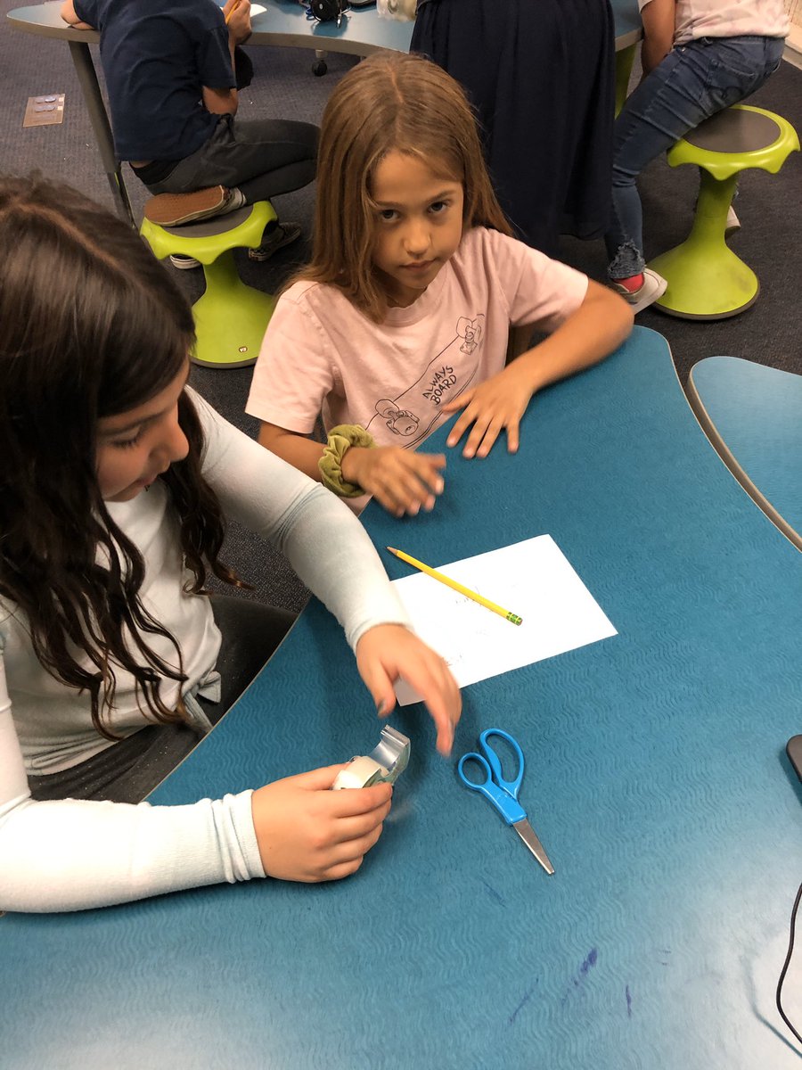 beckymunson1's tweet photo. We are building Ozobot Trash Sweepers.  Our Engineers are designing the sweepers  and programming the Ozobots.  #acaciapandas https://t.co/duKXu1E0K0