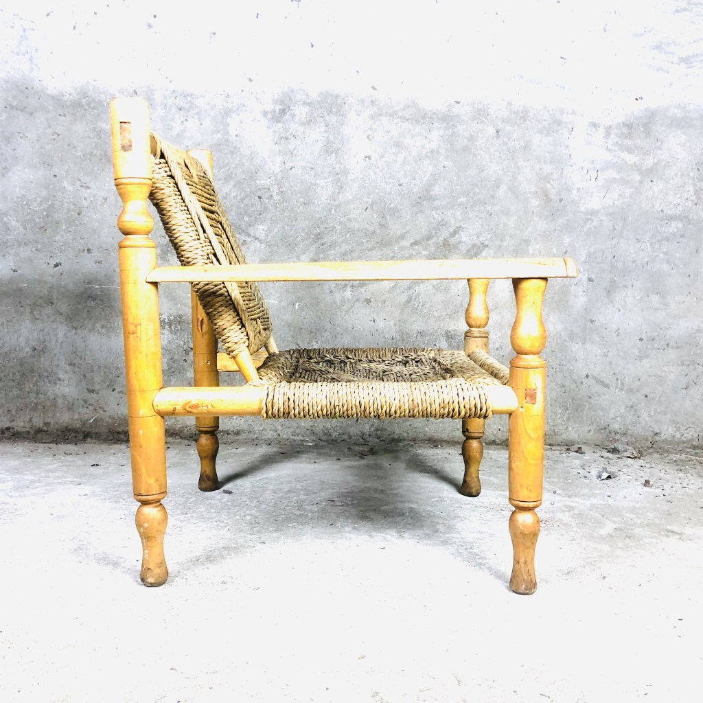 BureauBaantjer's tweet photo. stoere antieke stokkenstoel houten frame en een zware biezen zitting en rug met blokpatroon https://t.co/FjyPRbuhJC https://t.co/1sOs24pFPz