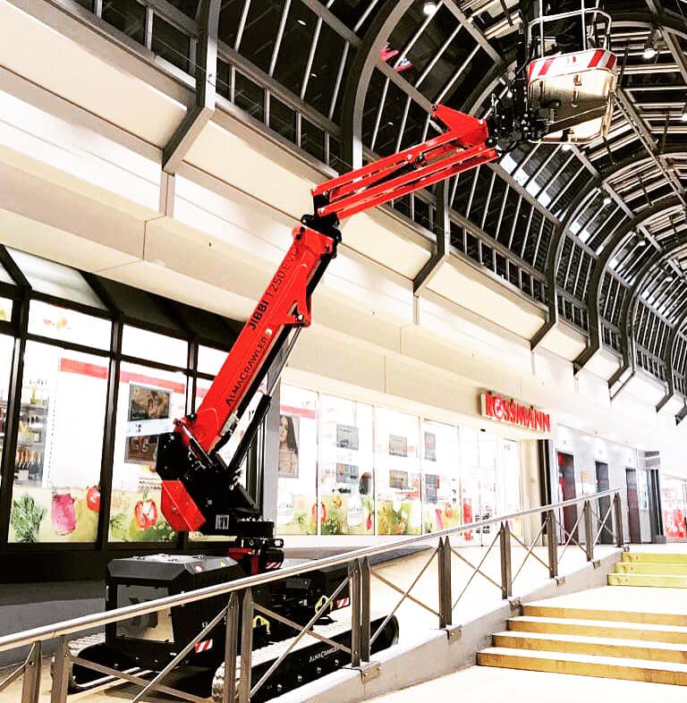 momentumlift's tweet photo. The award-winning, innovative JIBBI 1250 EVO lift is now in stock and available for purchase! See the full specs at: https://t.co/0uSh1CRZNP
#aeriallift #jibbi1250evo #liftequipment #workingatheights #innovativetechnology #almacrawler https://t.co/59zT9KJRwK