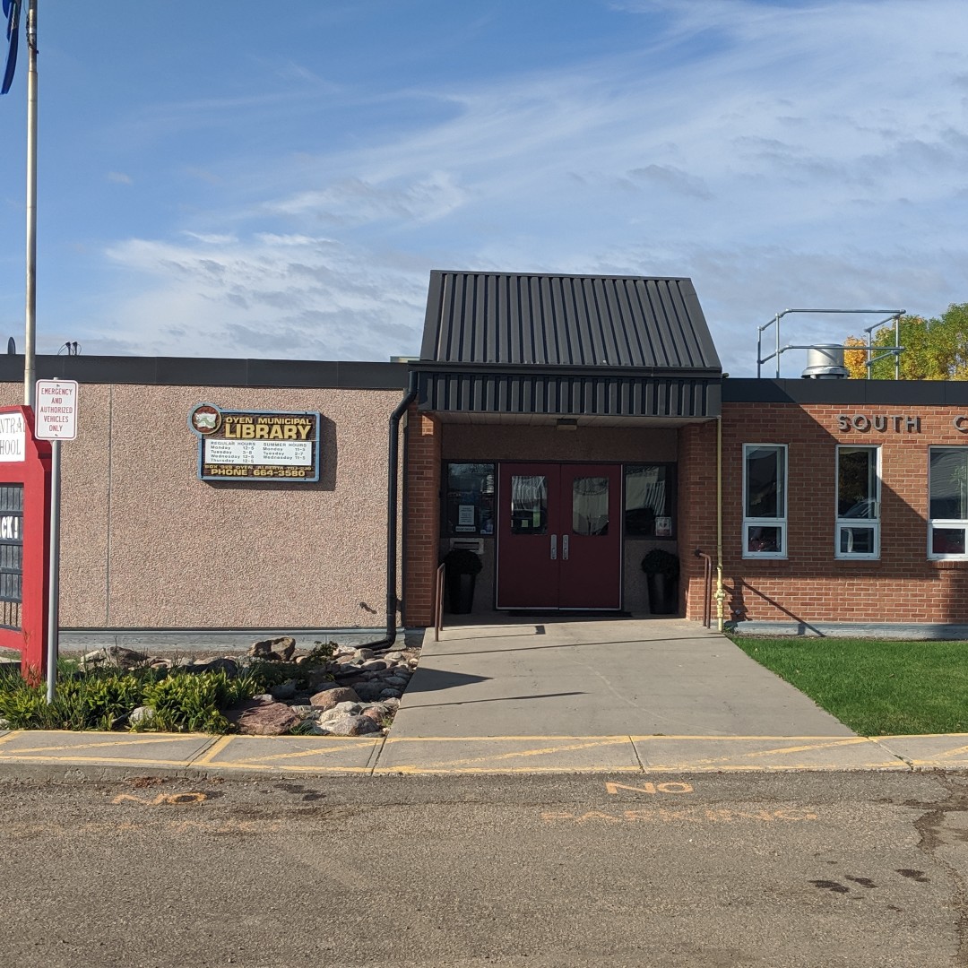 MarigoldLibSys's tweet photo. It's #memberlibrarymonday and this week we're taking a look at the Oyen Municipal Library! Oyen Library has over 6000 books in their collection. Check them out on their website https://t.co/VHC2y3znHH or their Facebook page https://t.co/tKXPt5KG74 https://t.co/eUfSzPLOY9