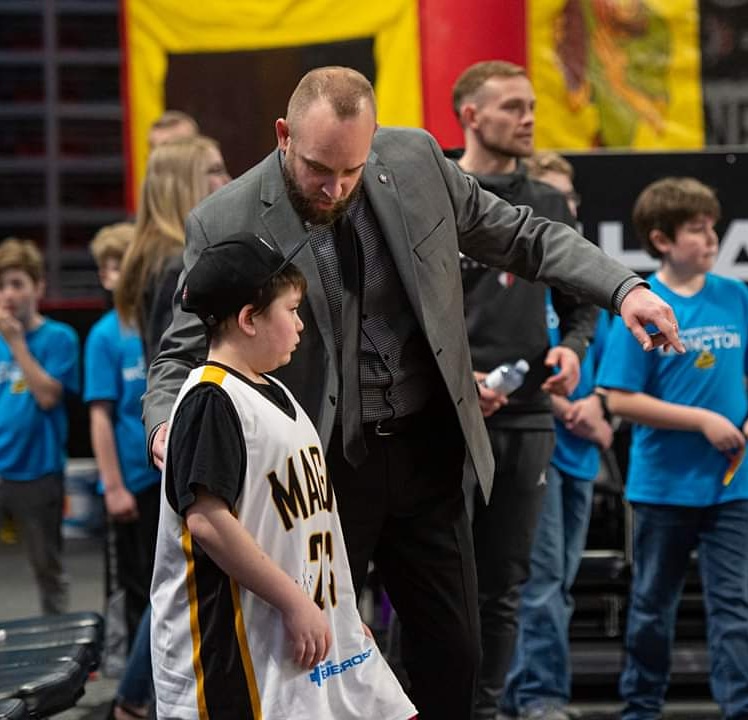 CoachSalerno1's tweet photo. So grateful to have played a 🤏 role in making a pretty special kid's 12th Bday one to remember. He has had a tough go at it for a while, but obviously he's a fighter. Honored to have met Kendrick yesterday & wish him nothing but the best in his continous battle! #TrueToughness💪 https://t.co/NBXs7rK75C