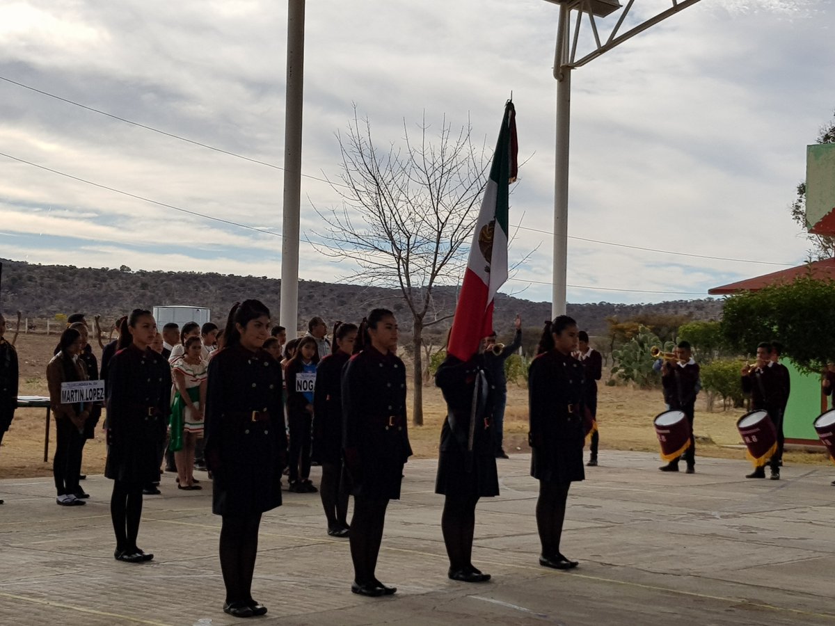 seteldurango's tweet photo. BRUNO MARTÍNEZ, CANATLÁN, DGO.- PARA CELEBRAR EL DÍA DE LA BANDERA, SE LLEVÓ A CABO LA DEMOSTRACIÓN DE ESCOLTAS DE LA ZONA ESCOLAR NÚMERO 10. EL DIRECTOR GENERAL DEL SETEL, PROFR. JOSÉ TEODORO ORTIZ PARRA, DESTACÓ LA IMPORTANCIA QUE TIENE EL PENDÓN TRICOLOR EN NUESTRA HISTORIA. https://t.co/be7Q16ijY6
