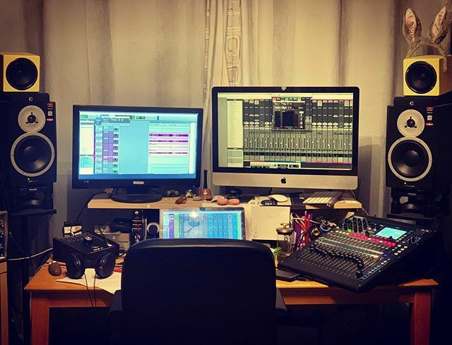 TheRobbMurphy's tweet photo. Shaping sound 🤘
#sound #soundengineer #musicstudio #musicproducer #recordingstudio #audio #dowhatyoulove #musicislife #gearporn #avid #protools #dynaudio #avantone #vintagemaker #sennheiserhd600 #apple https://t.co/z1Dj3ScAKL https://t.co/iW99j8iOIi