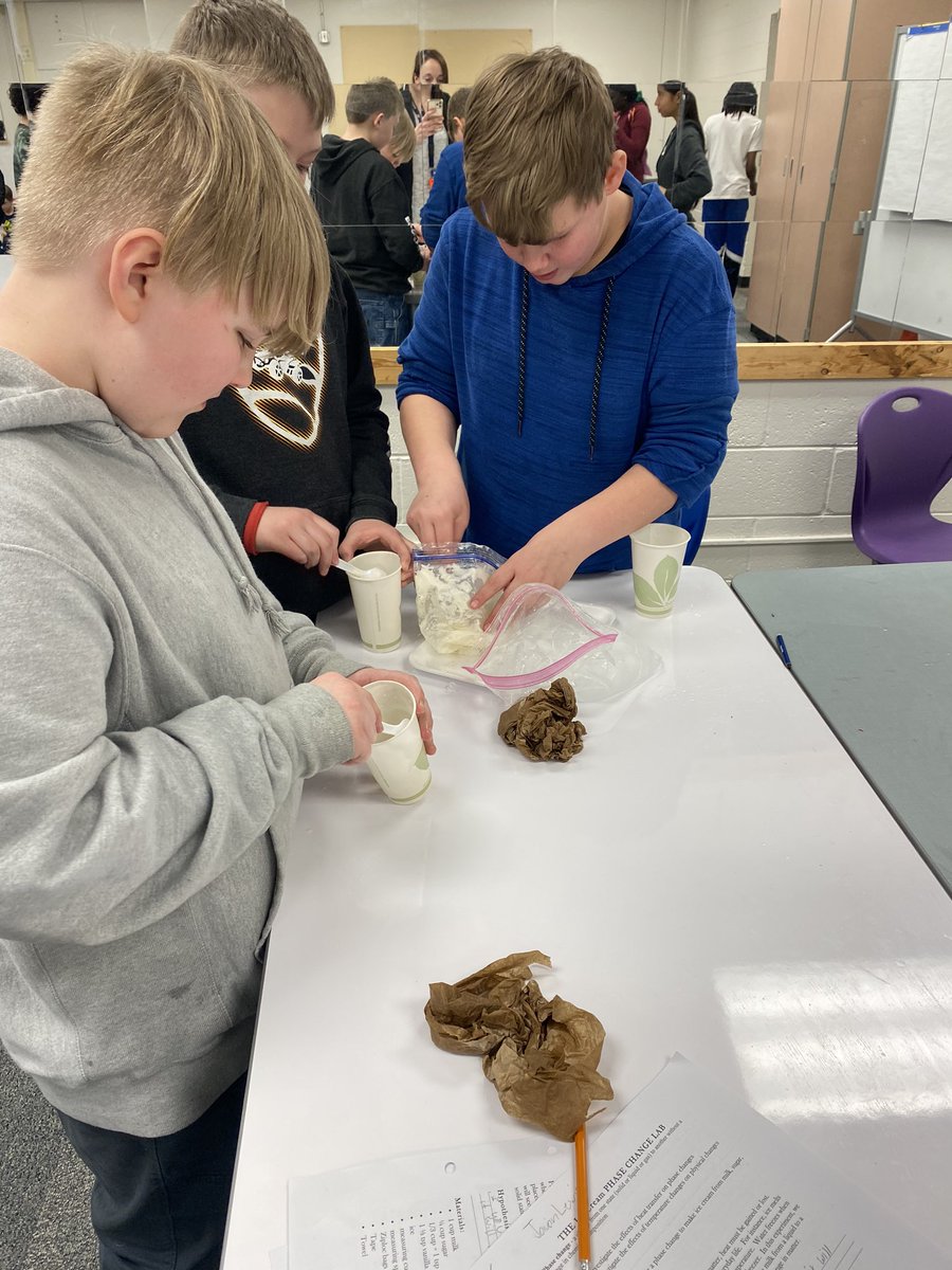 CaseyNash_EPiC's tweet photo. Had such a blast in inquiry making ice cream to learn about phase changes of matter! @ButtressKayci @NKCSchools https://t.co/7mGUWpBajn