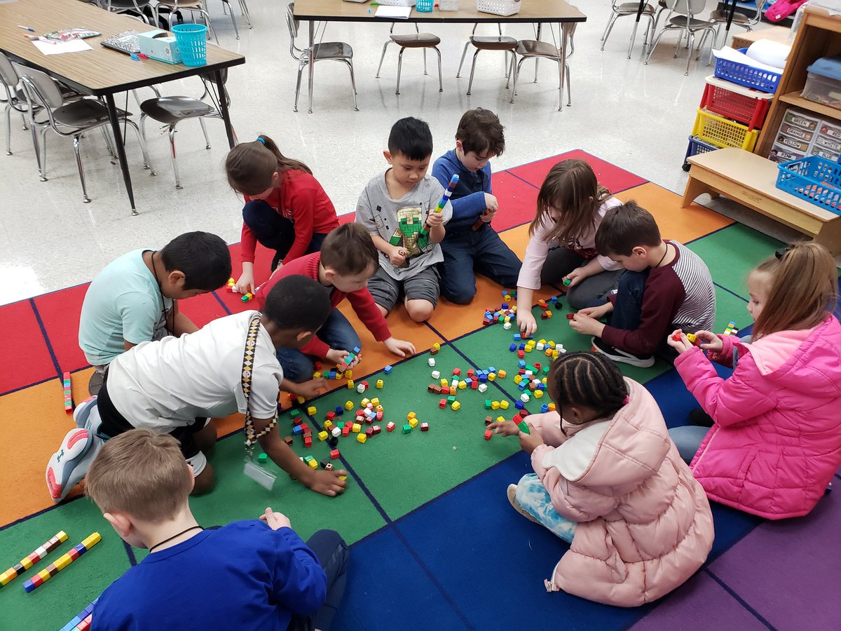 BridgettFox17's tweet photo. Introduction day for place value in 1st grade!! Students were unitizing ones into tens. They did a great job!! #1NBT2 #ALLIN #NOBEARIERS @claremont_elem https://t.co/VdPJ4YOfx2