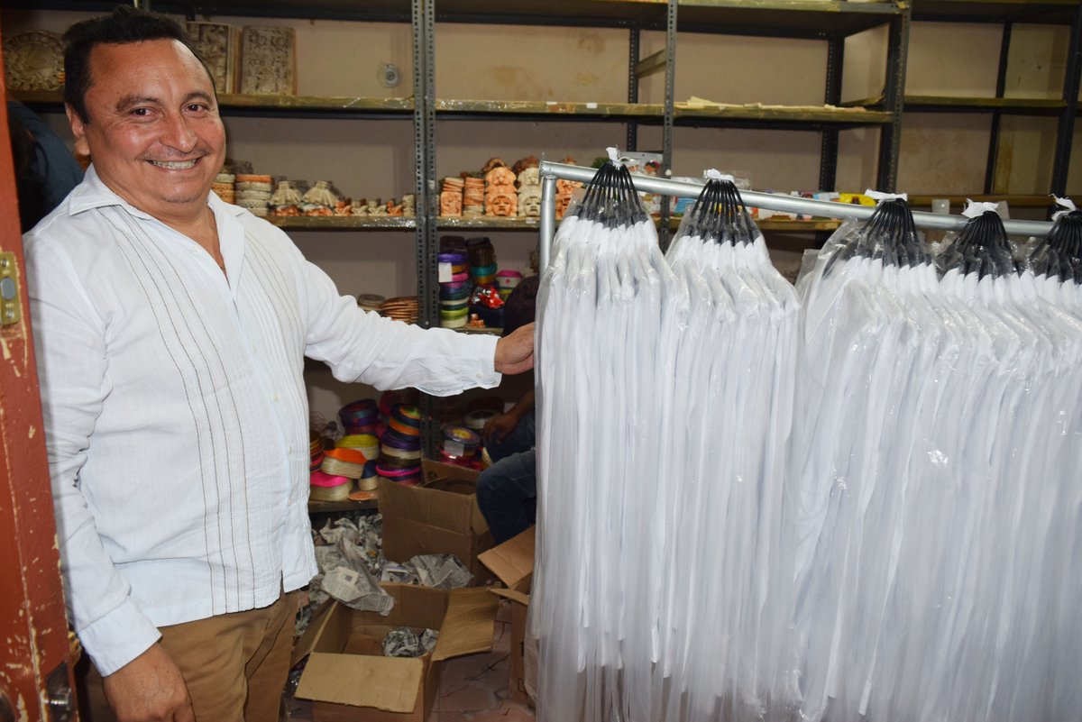 Dafne_Lopez_'s tweet photo. Promovemos el trabajo de las y los artesanos de #Yucatán. Recibimos estuco de #Pisté, blusas bordadas de #Kimbilá y Guayaberas de #Tekit, que estarán disponibles en nuestras tiendas de: -C.63x64 y 66 -Santa Ana: C.47x58 y 60 -Aeropuerto Internacional de Mérida: Planta Alta. #CAEY https://t.co/HtCb3mfprJ