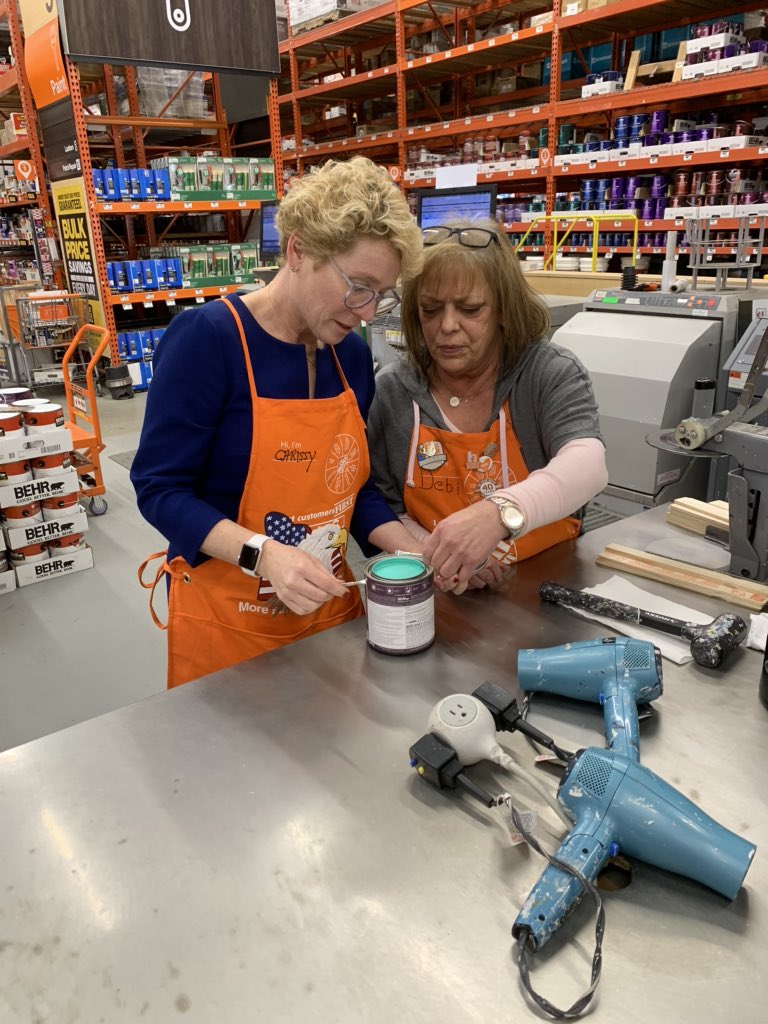 JessieWhiteman2's tweet image. Thank you Congresswoman Chrissy Houlahan for spending part of your afternoon with us at 4119 Frazer!! We had such a great time sharing The Home Depot Core Values with you and even mixed some paint!! Come see us again soon, Chrissy!!🇺🇸🎖🎨