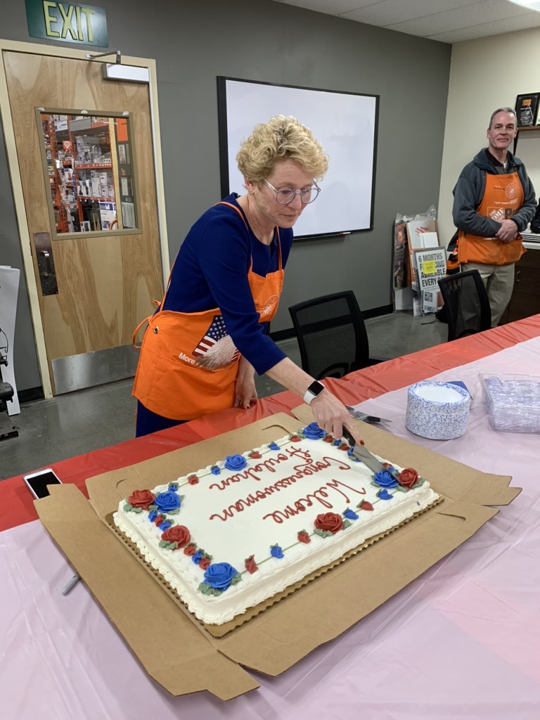 JessieWhiteman2's tweet image. Thank you Congresswoman Chrissy Houlahan for spending part of your afternoon with us at 4119 Frazer!! We had such a great time sharing The Home Depot Core Values with you and even mixed some paint!! Come see us again soon, Chrissy!!🇺🇸🎖🎨