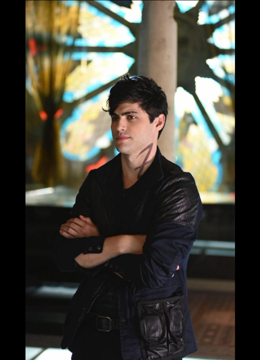 inChesterarms's tweet photo. Dite quello che volete, non mi interessa, ma Alec interpretato da Matthew Daddario è tutto un altro mondo #Shadowhunters https://t.co/rRyb14750M
