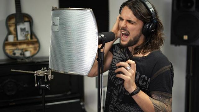 Next small episode of our recording behind the scenes 😂🤘
Here's Danny having fun with some harsher vocals 🔥🔥🔥 are you already excited for our second album? 🎸
.
.
.
@dannymeyermusic #dannymeyer #vocals #vocalist #singing #recording #behindthescene… ift.tt/38VbxZD