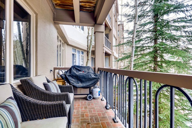 Spring skiing is almost here! 🎿 Enjoy ski-in/ski-out access in #BeaverCreek, great views and high-end touches throughout at Highlands Westview 104. bit.ly/2SUFzaj | #VailValleyGetaway #SpringSkiing #MountainGetaway
