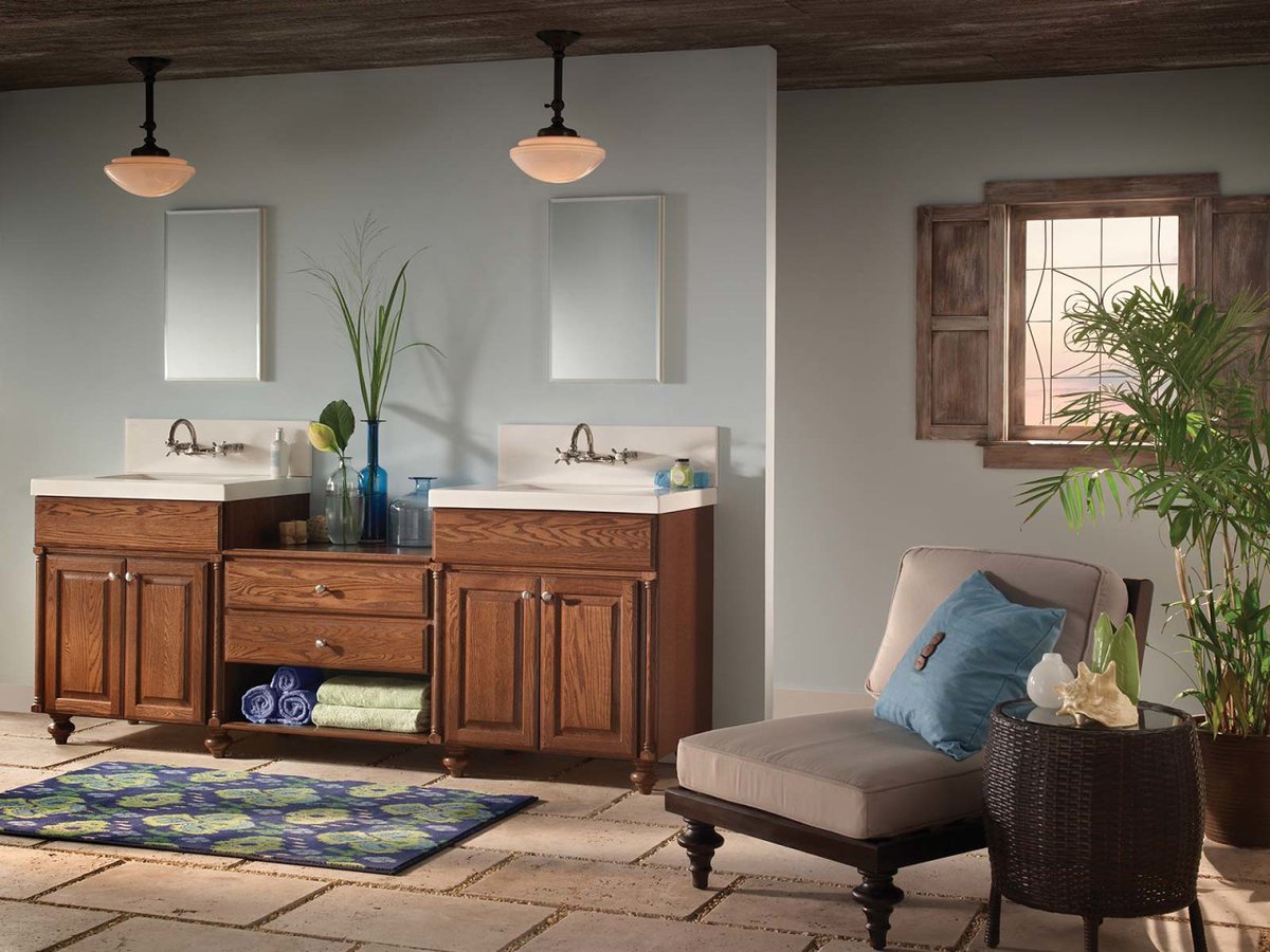 The suspended drawers create a unique dropped shelf that is complete with a wood top.
Take a closer look at this traditional Oak ensemble look at bit.ly/2Nyd5QL
.