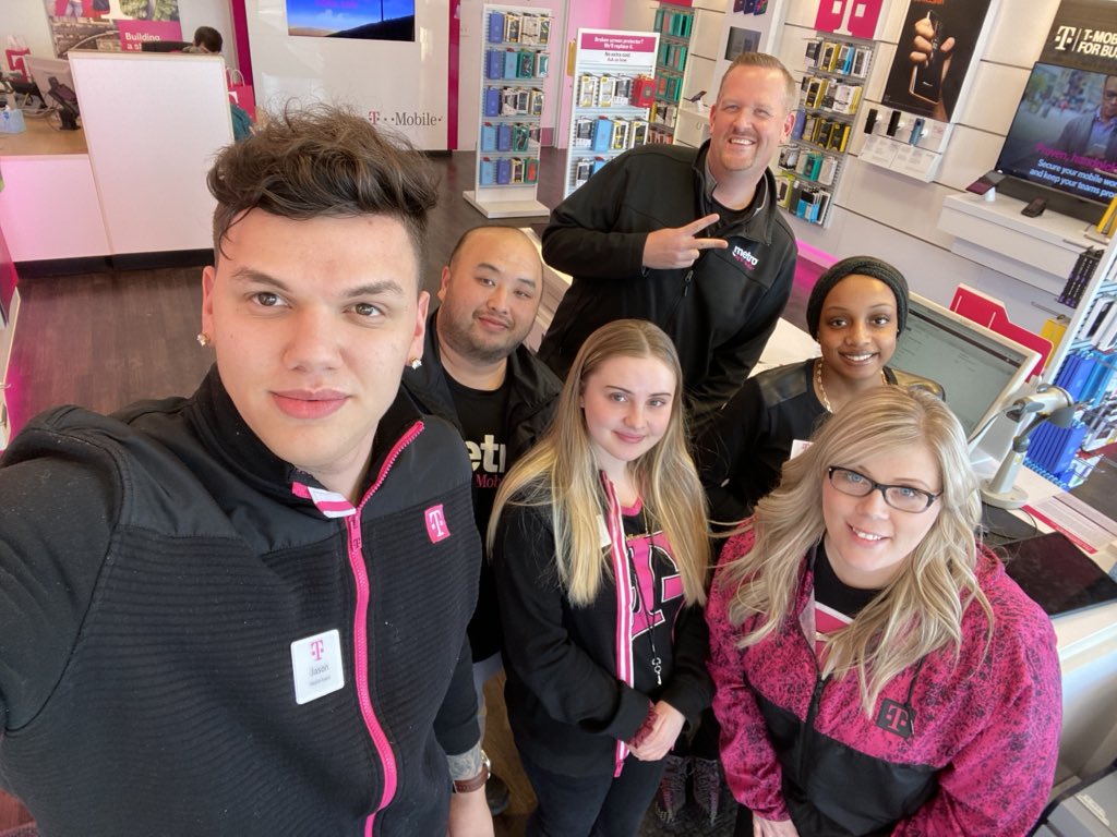 DenaPavlo's tweet photo. 🖤💜🖤💕Love traveling with our @MetroByTMobile team! Thanks for the great day @Phatboy90 &amp; @mikeher82 #Standout #GR8✈️✈️ #OneTeam #BoldNorth #MidwestObsessed @BuddeGail @SteveLessor @RJGomezIII @JonFreier https://t.co/0KwqUTEekd