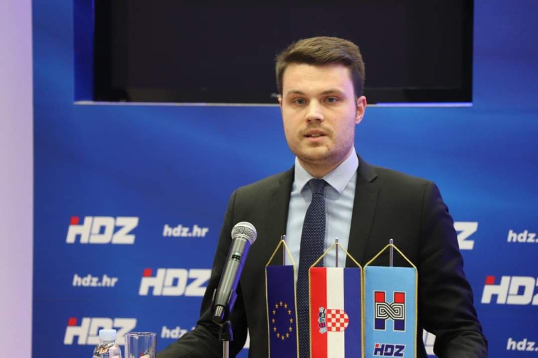 HDZmladez's tweet photo. Nakon što je naša Mladež pohvaljena za sudjelovanje u organizaciji Kongresa @EPP, svi su se volonteri još jednom okupili kako bi primili zahvalnice za svoj rad tijekom najvećeg političkog međunarodnog skupa u 🇭🇷. #EPP #EPPZagreb 🇪🇺 https://t.co/ybdh9uzgSi