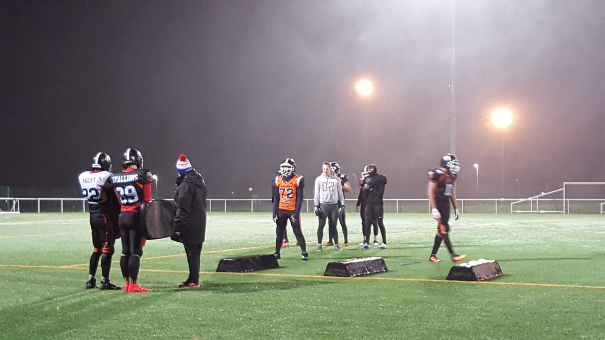 Ce n'est pas quelques gouttes qui vont nous arrêter. 

#laval #laval53 #lamayenne #mcommemayenne #stallionsdelaval #footus53 #footballamericain #flagfootball