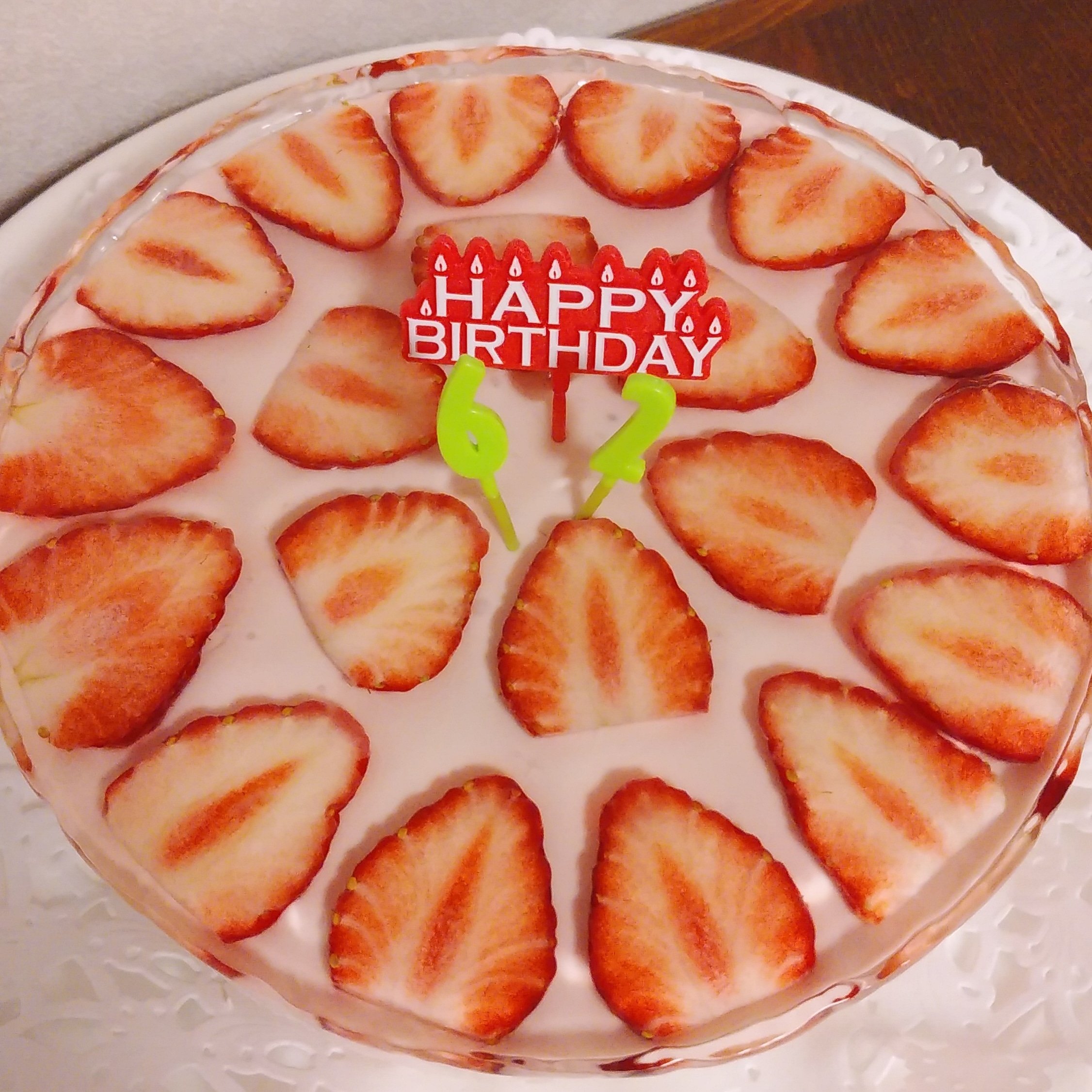 玄米茶 朝からイチゴのレアチーズケーキ 昨日のaskaの誕生日には間に合ったけど 食べるのは今日になっちゃった 石橋かおり さんのレシピで 安定の美味しさです Aska お誕生日おめでとう チーズケーキ 石橋かおり いろんな方向から撮影してみた