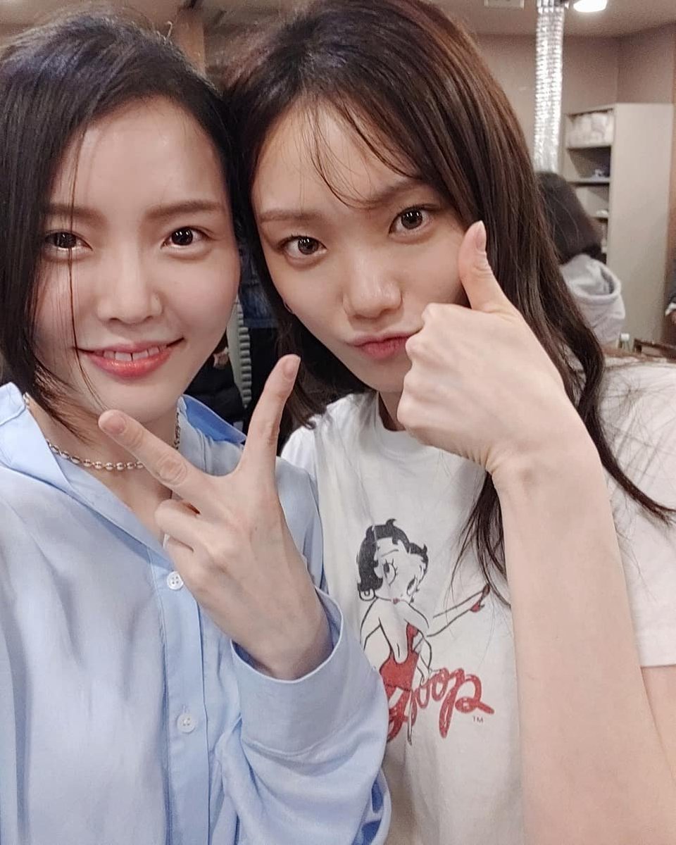 [2020.02.24]@susushu__ insta update:감독님,선배님들과 찰칵!모든 분들과 찍지 못해 넘 아쉽당 ㅠㅠ하지만 좋은 작품에 참여해서 참으로영광이었고, 또 내게 정말 감사한 경험이었음이 다시금 깨달아진다!!평소 존경하던 선배님들과 함께 하였다니... 넘 신기하다:) #안효섭  #wrapupparty