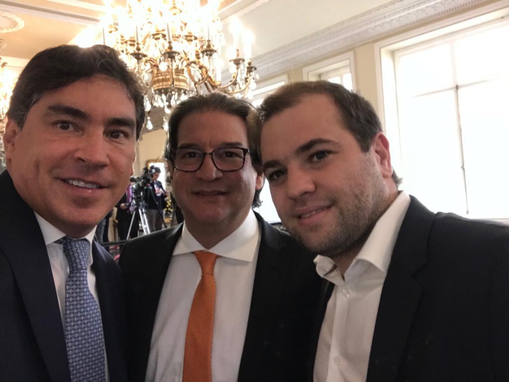 MinAgricultura's tweet photo. "Esa trayectoria suya ahora se orienta hacia una nueva tarea, un Ministerio que tiene una responsabilidad: y es la de llegar con mayor precisión a las demandas de nuestros campesinos", destacó el Pdte @IvanDuque en el acto de posesión del ministro @ZeaNavarro https://t.co/2MX4fc88kr