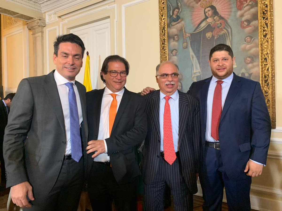 MinAgricultura's tweet photo. "Esa trayectoria suya ahora se orienta hacia una nueva tarea, un Ministerio que tiene una responsabilidad: y es la de llegar con mayor precisión a las demandas de nuestros campesinos", destacó el Pdte @IvanDuque en el acto de posesión del ministro @ZeaNavarro https://t.co/2MX4fc88kr