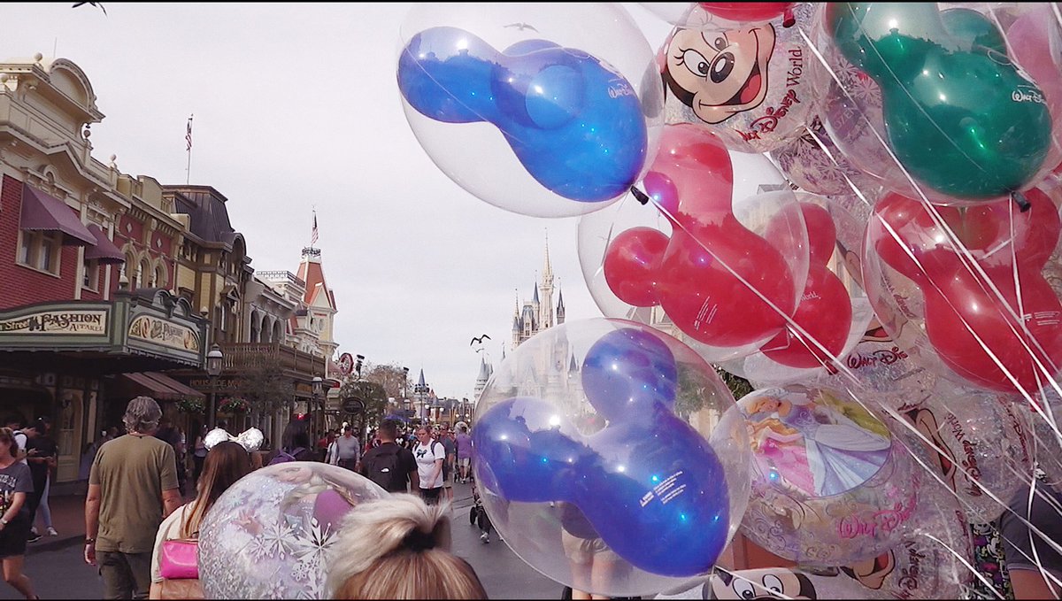 Mickey balloons on Main Street, what could be lovelier?!
#disneyvlog #disneyworld2020 #magickingdomfail #disneyworld #disneyvlogs #artofanimationresort #indianatoorlando #disneytrip #disneyinfebruary #sonyrx100vii