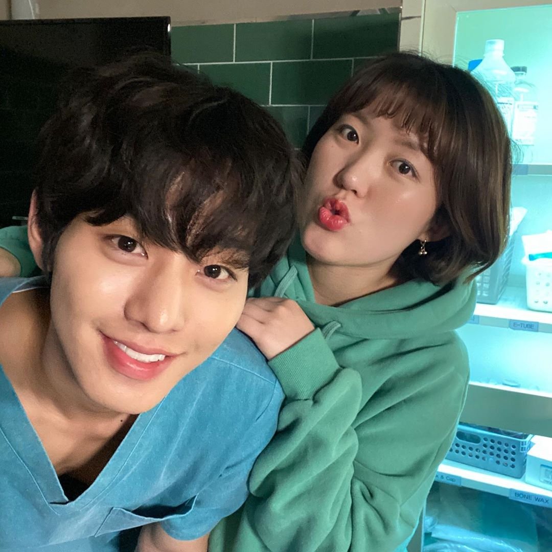 [2020.02.25]@eunjiyaaa__ (make-up artist) insta update:분장할일 진짜 많았는데..싫어요 소리 한번 안해서 너무 고맙고 이뻤어수고 많았어 서우진선생 https://www.instagram.com/p/B8-Lt5HpEli/&nbsp;#낭만닥터김사부2#서우진쌤  #안효섭 #ahnhyoseop  #seowoojin