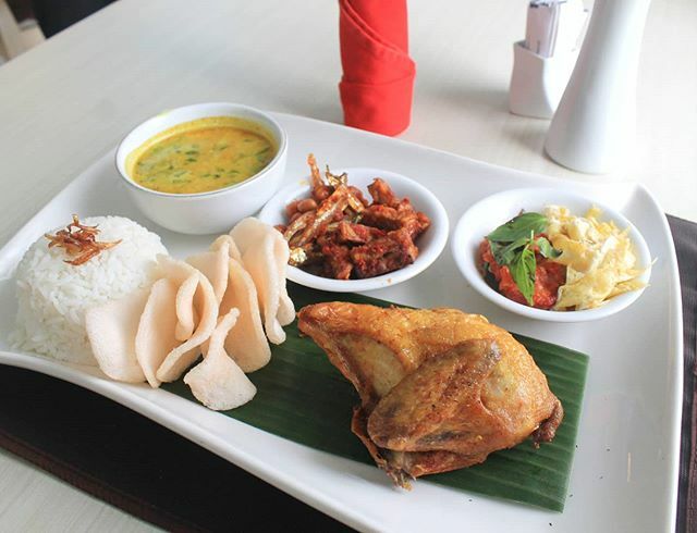 Sederhana tapi nikmat

Salah satu makanan khas betawi Nasi Ulam, disajikan dengan ayam goreng, sup, orek tempe, kacang, teri, dadar suwir, sambal &amp; kerupuk, pas banget kan buat makan siang.

Let's come and try, only 48.000,- net/pax 👍

#nasiulam
#lunch
#monthlyfoodpromo
#swi…