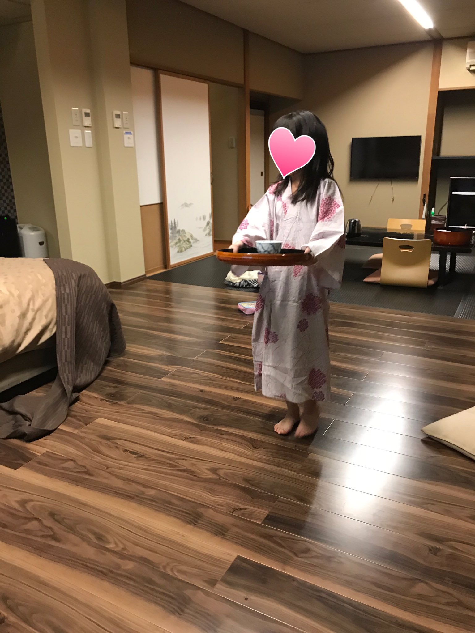 ハチミツ二郎 on X: "昨日一昨日と家族で温泉旅行に行ったのですが、娘(7才)がコートの下にタイツしか履いておらず、気付いた妻が慌てて家までスカートを取りに帰りました。 そんな娘でも温泉に行った時はいつもお茶を入れてくれて「パパどうぞ」と出してくれます。 https ...