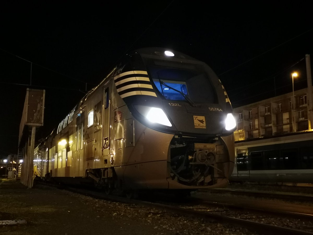 ADCBrest's tweet photo. Hello Twitter, direction #Rennes ce matin avec le @TERBreizhGo 855806 départ à 05h38 en gare de #Brest. Bon voyage et bonne journée 🙂 #SNCF #TeamTER https://t.co/Vc0LMjG93t