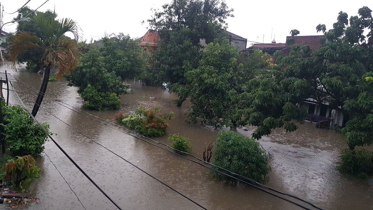 06.30 #banjir Jl Kenanga Utara Perum Pondok Hijau Permai, Bekasi Timur. Ketinggian air se-pinggang orang dewasa (dalam rumah) atau kisaran 80-100 cm di jalan. Listrik padam. Cuaca masih turun hujan <a href="/TMCPoldaMetro/">TMC Polda Metro Jaya</a> <a href="/pemkotbekasi/">Pemerintah Kota Bekasi</a> <a href="/RadioElshinta/">Radio Elshinta</a> <a href="/SonoraFM92/">Radio Sonora Jakarta</a>