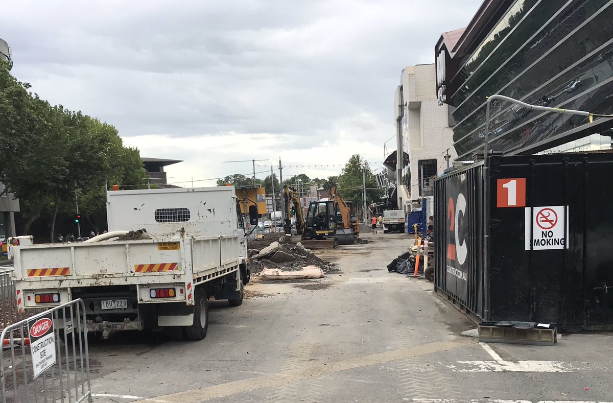 NormanHermant's tweet photo. Again, #2ConstructPty and @cityofmelbourne scrambling to get the loooong delayed Transforming #Southbank Blvd project back on track.
Site humming with activity today.
#Melbourne #SouthbankLimbo
@SallyCapp_ #RobAdams https://t.co/rvOkTrrsAF