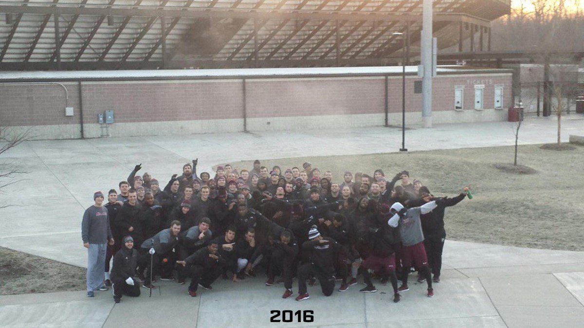 SIU_Football's tweet photo. Some throw backs from previous #LakeRuns! Any #SouthernIllinois runners who would like to #RunWithTheDawgs see you at 6am tomorrow! https://t.co/noeeorkoP9