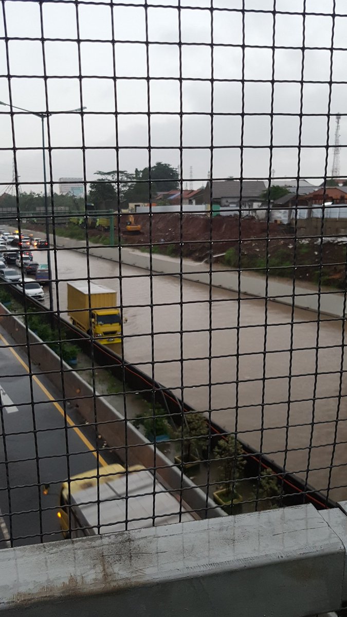 tons_ts's tweet image. Banjir di dalam tol