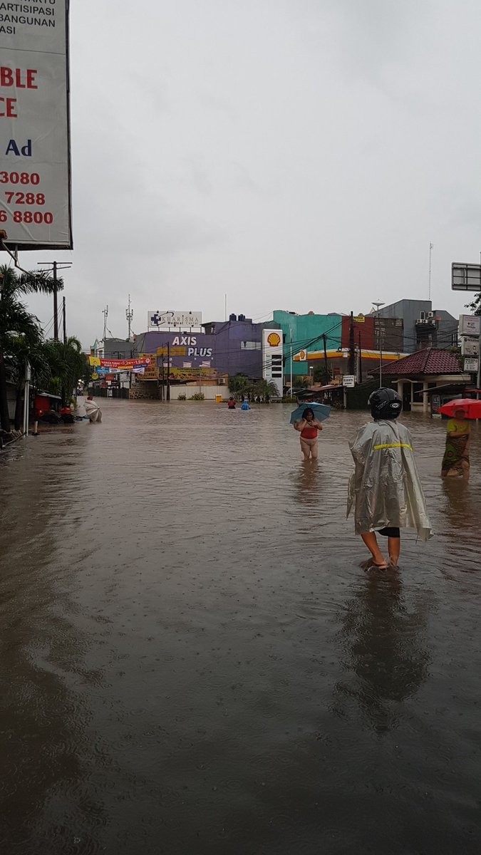 tons_ts's tweet image. Depan spbu shell