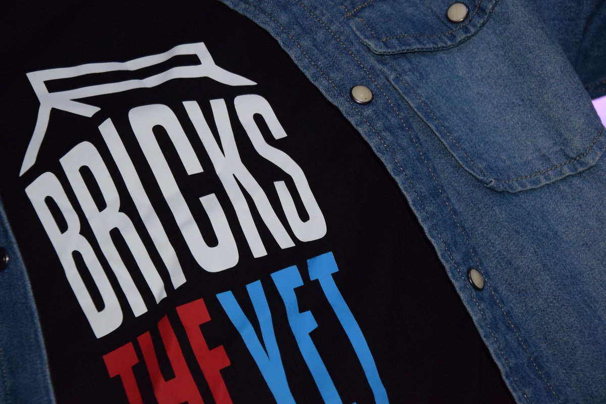 AlbertMartinLR's tweet photo. NOTICIES D'ÚLTIMA HORA
Se confirma que comprar camisetes i motxiles del grup @BricksTheYet crea un camp antimaterial preventiu anticoronavirus

Compra-les, salvat la vida i de paso porta una camisa ben xula que sols costa 8 euros https://t.co/N2aJdRCqCA