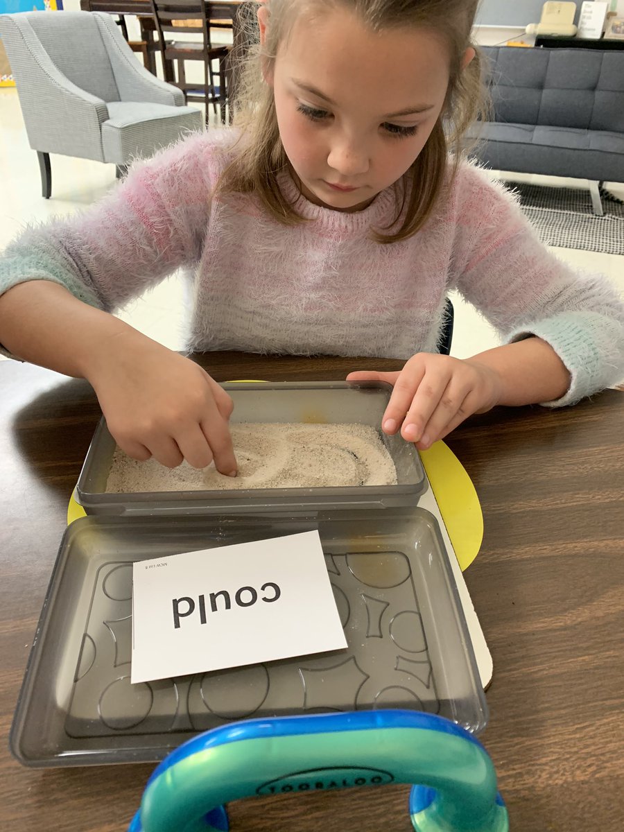 mandywatts0804's tweet image. Personal sandbox for multi sensory learning 👀 👂✋ 👄 see the word- hear the word- touch/spell the word- read the word @MunfordElem @TCBOE #readingcoach #multisensoryinstruction