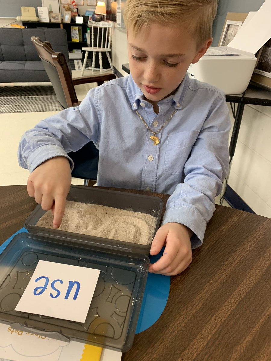 mandywatts0804's tweet image. Personal sandbox for multi sensory learning 👀 👂✋ 👄 see the word- hear the word- touch/spell the word- read the word @MunfordElem @TCBOE #readingcoach #multisensoryinstruction