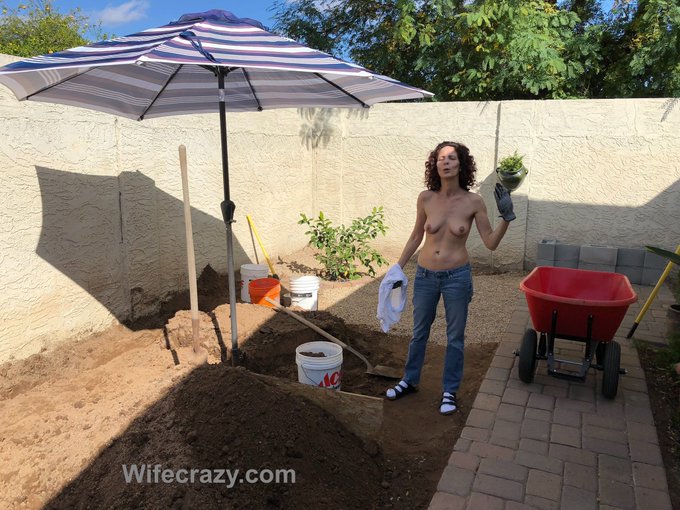 Working on my backyard today...  It&rsquo;s heating up in Arizona 🌵   #crazywife https://t.co/KU6M4ceLbV<a href="/tag/crazywife"class="tags"><span>#crazywife</span></a>