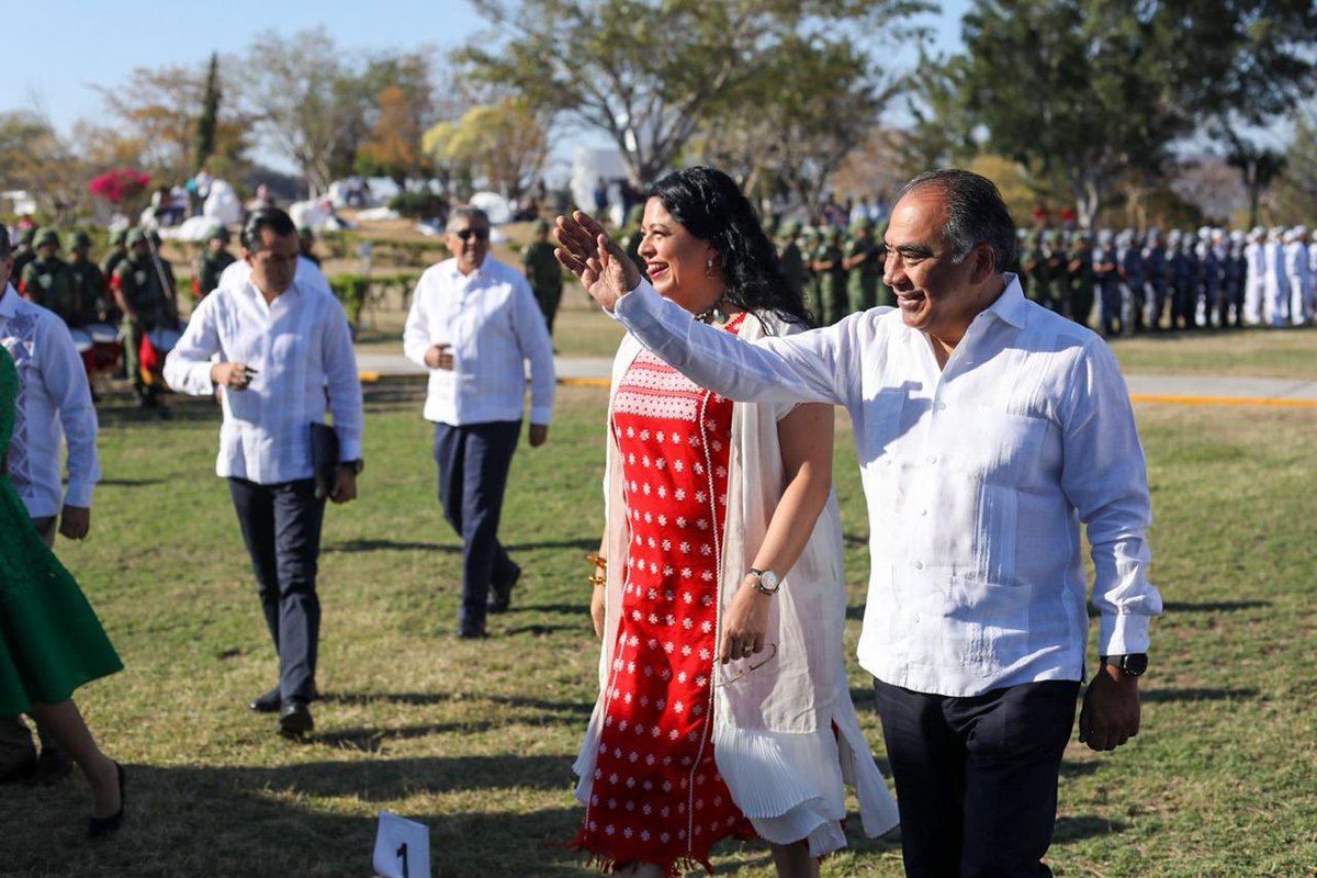 humbertodiaz22's tweet photo. Hoy el gobernador @HectorAstudillo encabezó en #Iguala #Guerrero los festejos del 199 Aniversario del Día de la Bandera en compañía de la secretaría de @cultura_mx @alefrausto, una fecha que nos hace sentir orgullosos como mexicanos pero sobretodo como guerrerenses. 🇲🇽 https://t.co/TPQrUvMlAL