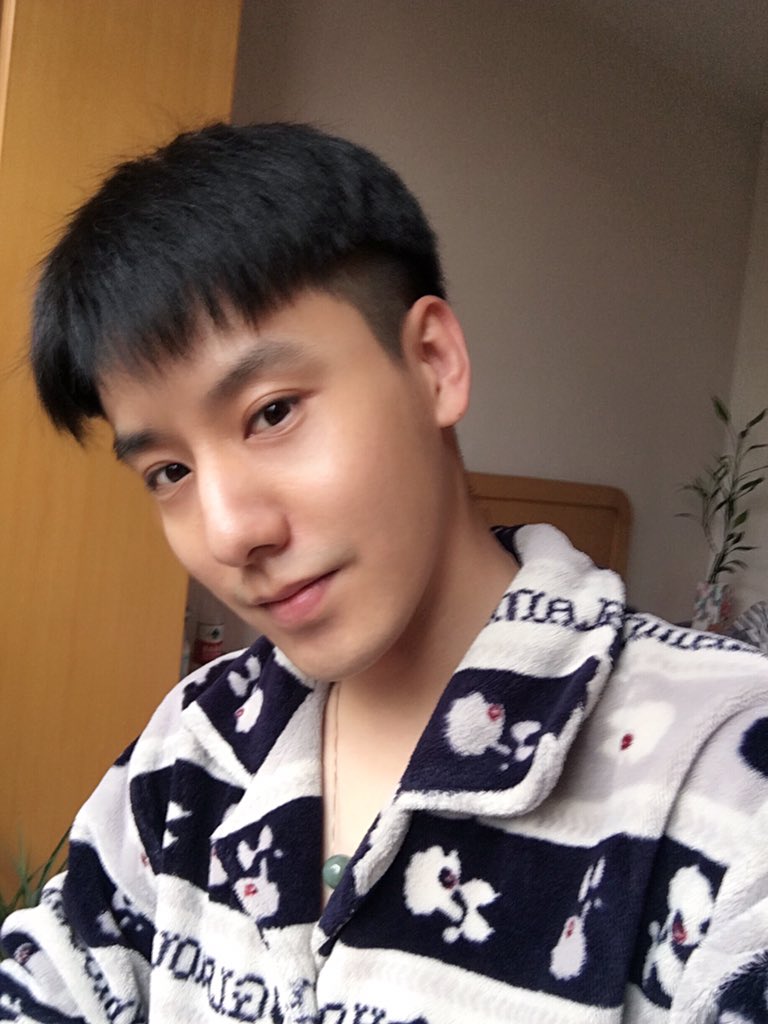 uscabbage's tweet photo. 自己动手剪了头发，感觉可以接私活了😂 https://t.co/7qKyJFtDIH