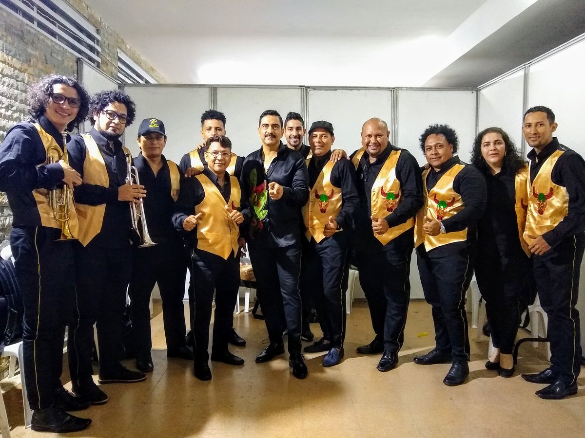 ray_palacio's tweet photo. Estamos aquí en @laplazadelapaz listos para el #FestivalDeOrquestas 🙏🏼 Vamos con todo mi gente, está gran banda les dará lo mejor! 🎵🎶 #RayPalacio #SigoCaminando @Carnaval_SA https://t.co/bt1EXrG1ml