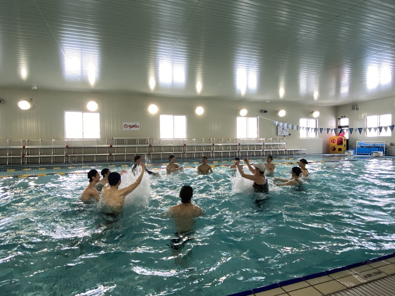 札幌国際大学 Twitterren 2 19 スポーツ指導 学科3年生を対象に 健康運動指導士の受験資格に必要な水中運動の学習を行いました 今年度もjss清田 スイミングスクール の協力を得て 水中ウォーキング や 水中エアロビクス など水の特性や 運動効果 について実践 札幌国際大学 Twitterren 2 19 スポーツ指導 学科3年生を対象に 健康運動指導士の受験資格に必要な水中運動の学習を行いました 今年度もjss清田 スイミングスクール の協力を得て 水中ウォーキング や 水中エアロビクス など水の特性や 運動効果 について実践