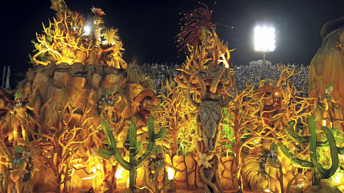 froscampelo's tweet image. Alguns carros alegóricos #Carnaval 🎊🎉  #Rio 
#Retrogram
