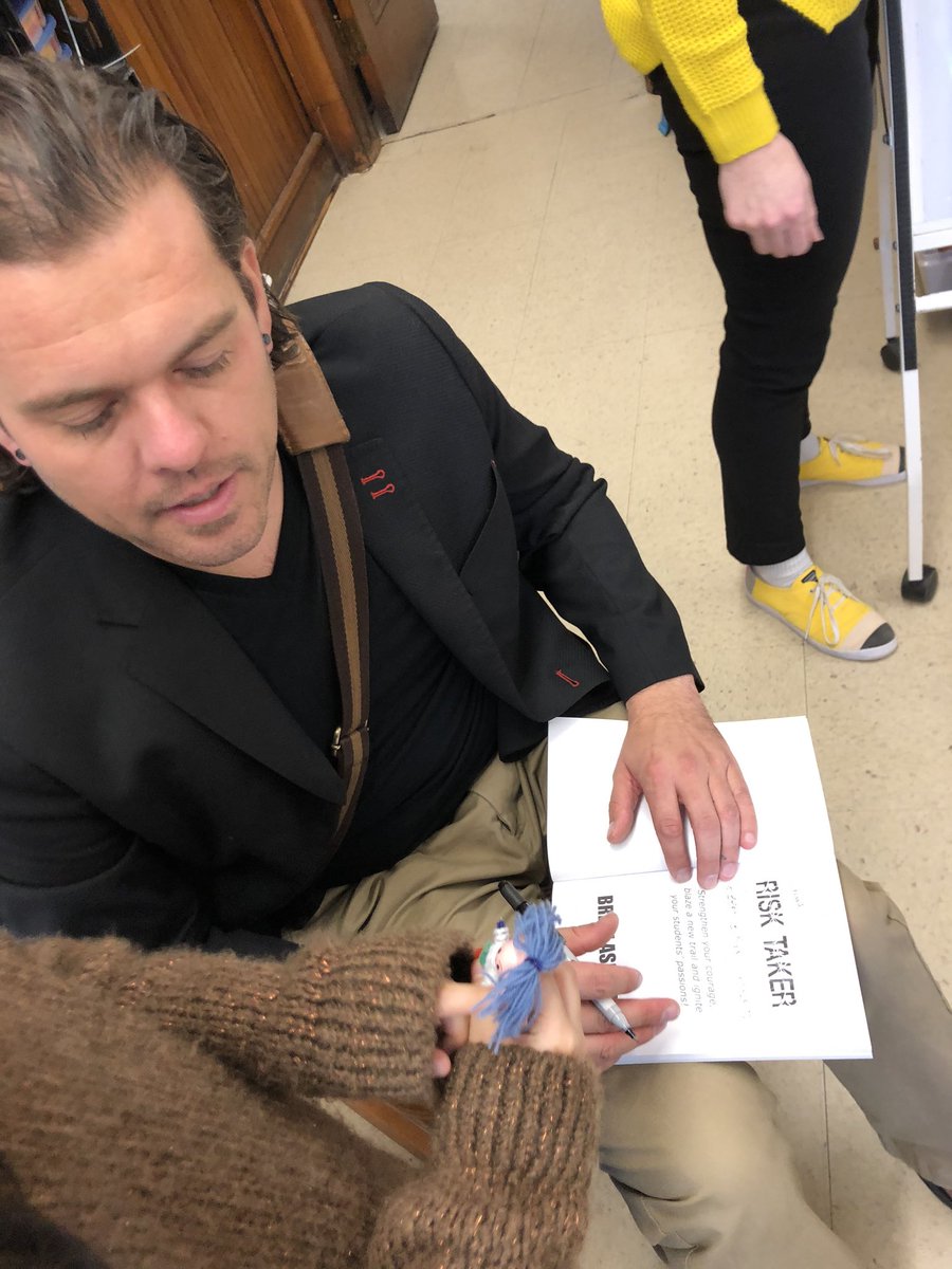 Lkennedy37's tweet image. Last 10 mins of the day usually a time to wrap up Most days we're still going full tilt &amp;amp; then @MsPhillipsHRCE pops in with @mraspinall Well that doesn't happen every day! Ss excited to show @DiscoverGracie friends/stories they made @McMenemyTweets #IntegratedCurriculum @HRCE_NS