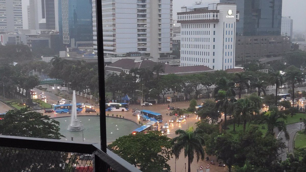pratamarangga65's tweet photo. We need pak Ahok back. 😥

#banjir https://t.co/kwhZfytlpw