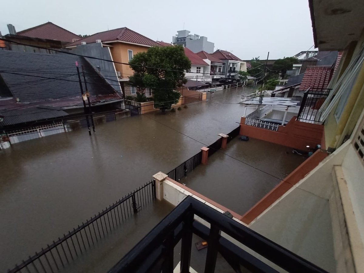 debbiewibowo's tweet photo. @aniesbaswedan this is your legacy. CC: @RadioElshinta @BBCIndonesia @CNNIndonesia #banjir #AniesTenggelamkanDKI #WajahBanjirJakarta https://t.co/ASJ7pHH4tb
